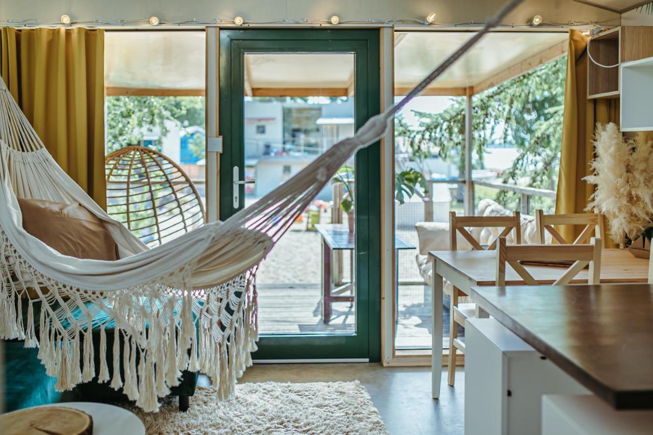 Herbals - Tree&Lake Houses With Bath, Sauna, Bikes, Motorboat ميلنو الغرفة الصورة