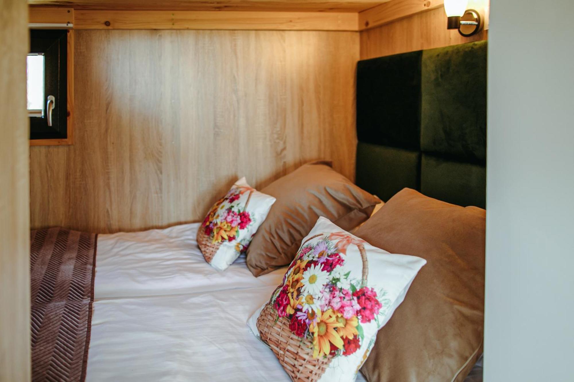 Herbals - Tree&Lake Houses With Bath, Sauna, Bikes, Motorboat ميلنو الغرفة الصورة