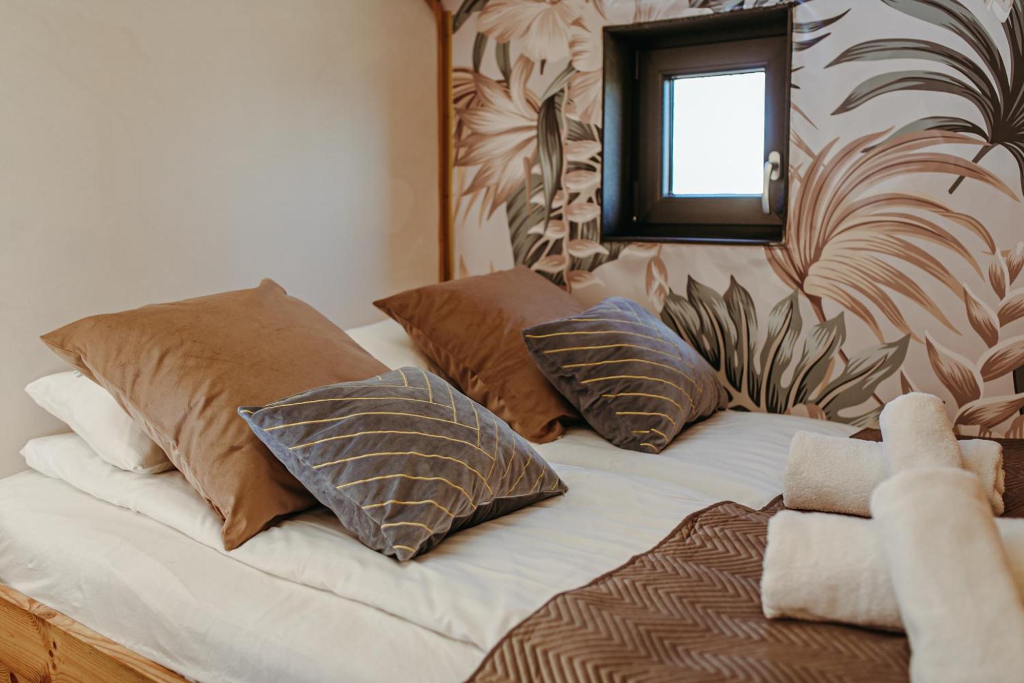 Herbals - Tree&Lake Houses With Bath, Sauna, Bikes, Motorboat ميلنو الغرفة الصورة